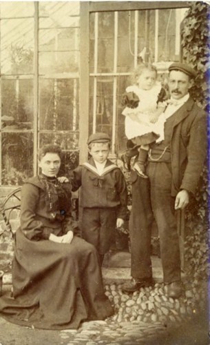 Photo relating to either the Braithwaite or Hobson family of Blackpool. I don't know their identities.